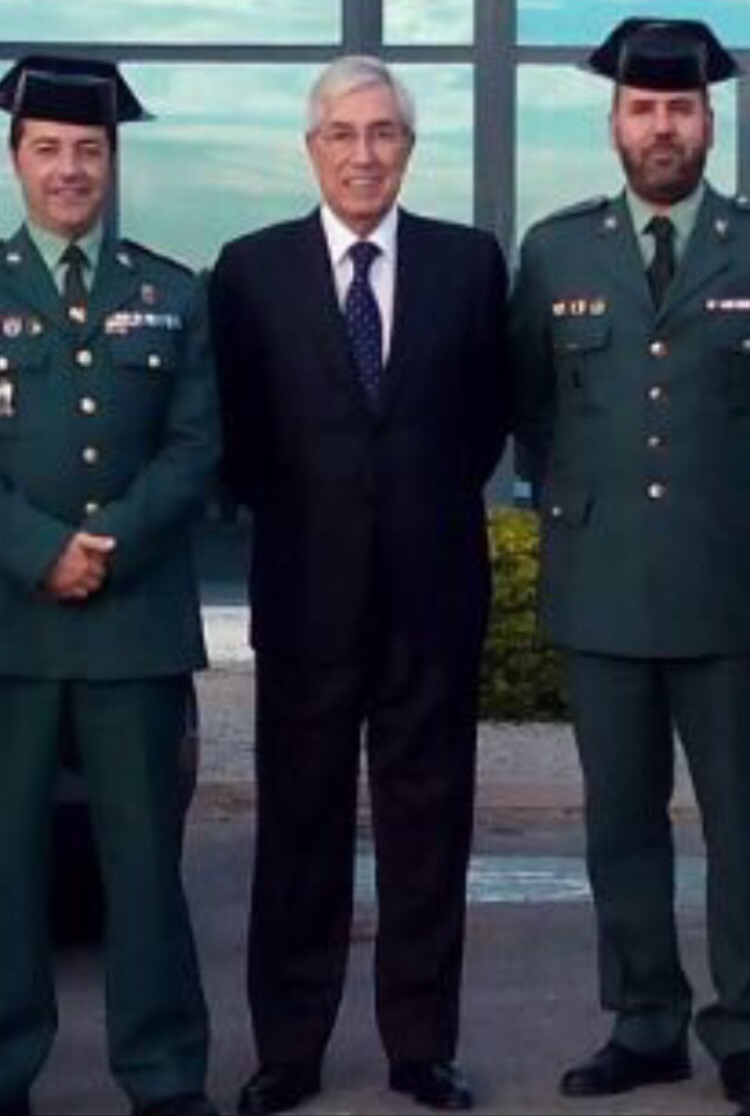 Presidente de Cetarsa y Guardia Civil El presidente de Cetarsa posa con miembros de la Guardia Civil