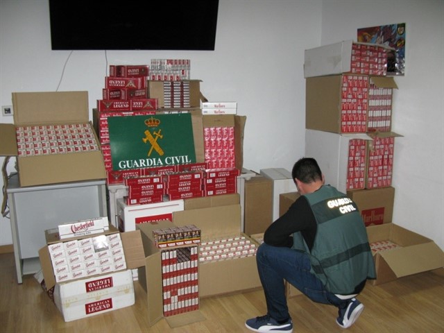 Seis detenidos y 15.400 cajetillas incautadas en Jerez y Sevilla
