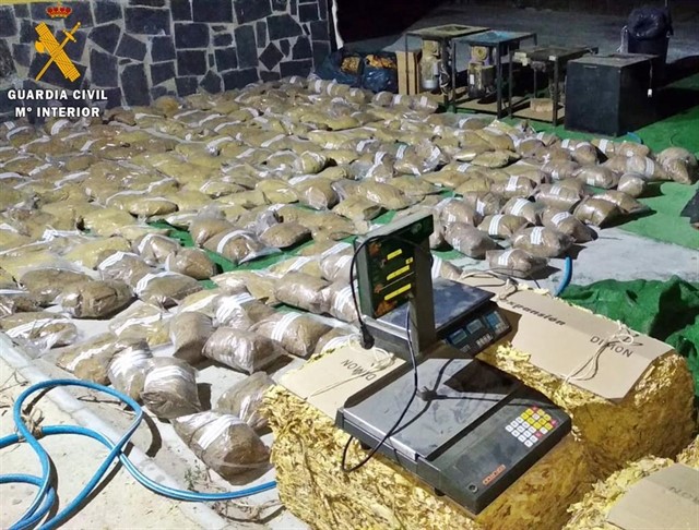 Una vivienda almacenaba media tonelada de tabaco de contrabando en Badajoz