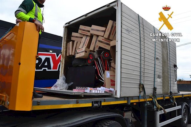 Incautadas 131.960 cajetillas de tabaco por el accidente de un camión