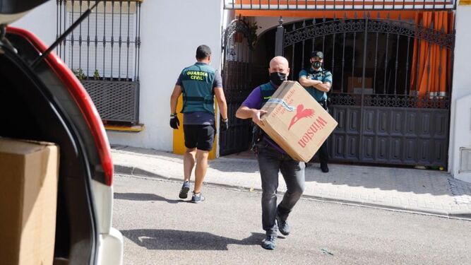 Giuardi civil requisando tabaco ilegal