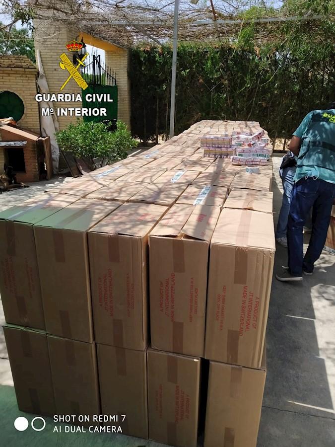 Intervenidas 85.000 cajetillas ilegales y cinco detenidos en Sevilla
