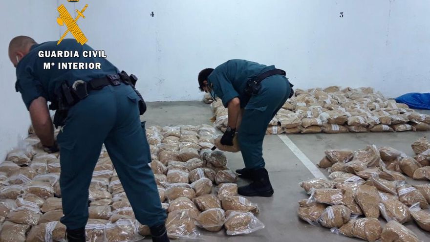 Detenido un conductor que circulaba con 440 kilos de tabaco ilegal por la A-66