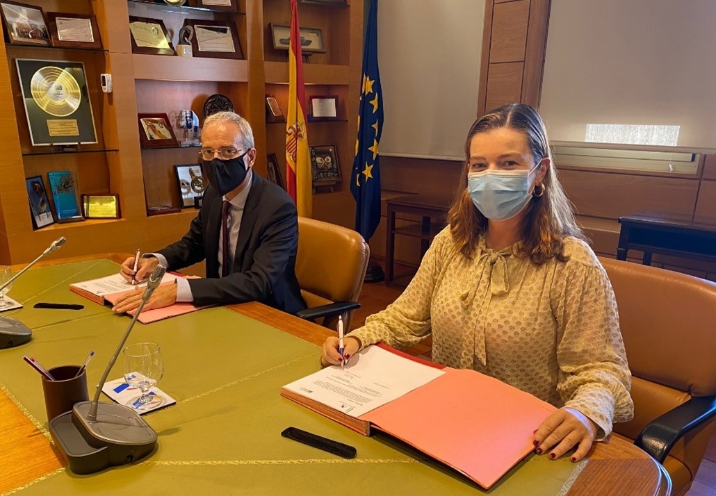 El Director General de la Agencia Estatal de Administración Tributaria, Jesús Gascón Catalán, y la Presidenta y Directora General de la Mesa del Tabaco, Águeda García-Agulló, durante la firma del Acuerdo entre ambas entidades para la lucha contra el comer