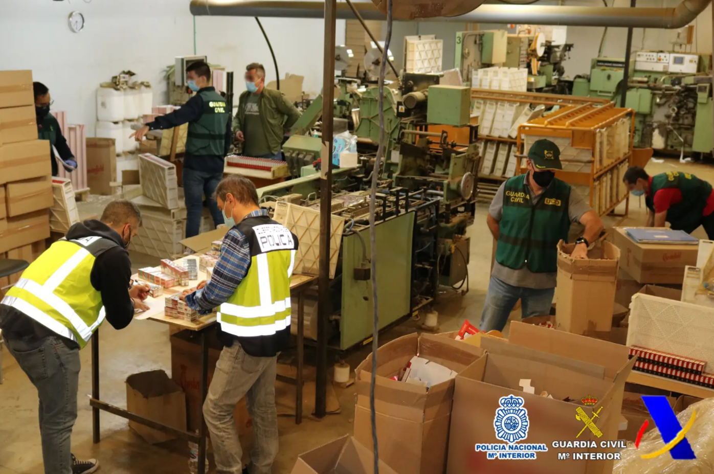 GOLPE AL CONTRABANDO: Desmantelada una macrofábrica clandestina de cigarrillos capaz de producir 57.600 cajetillas al día