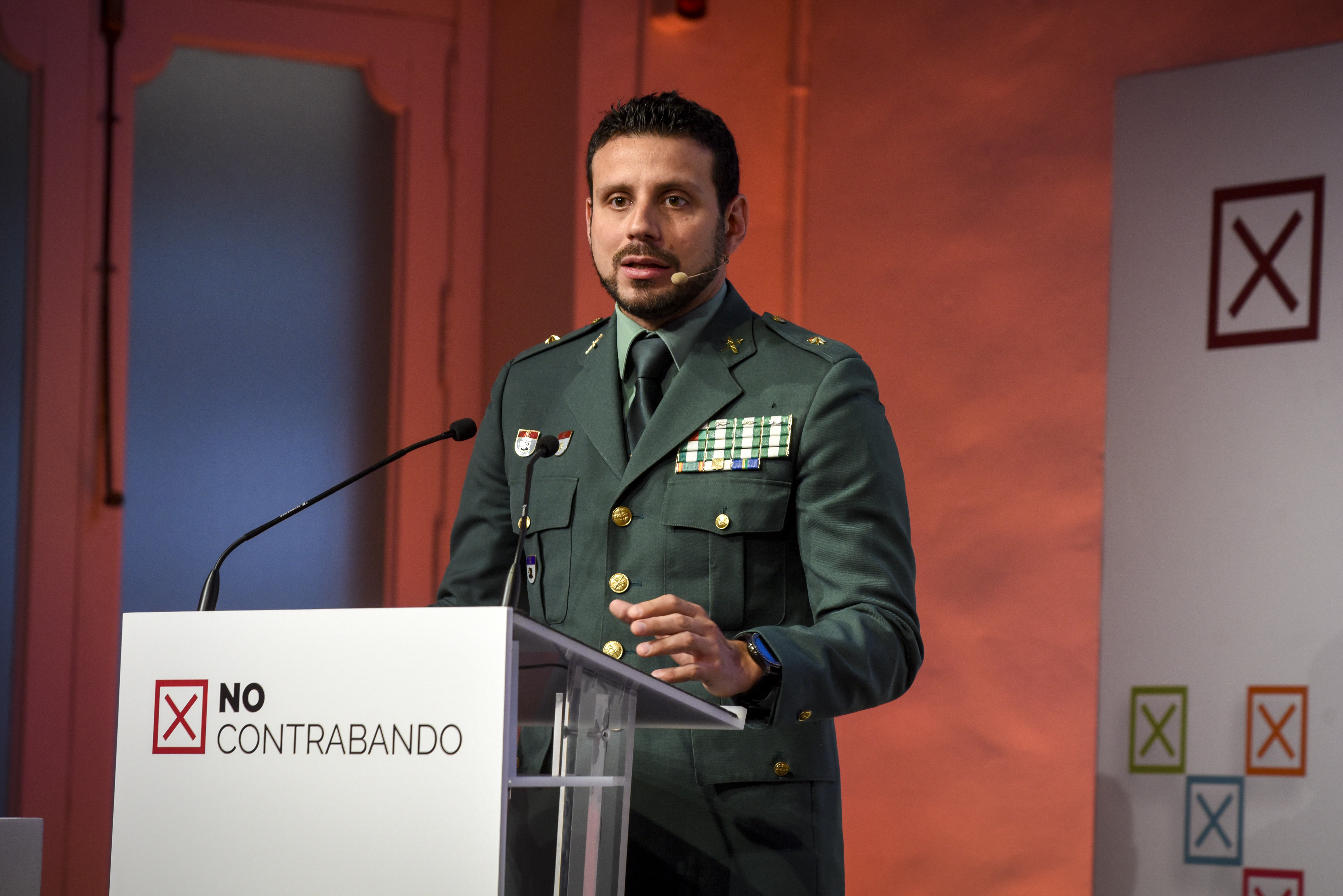 “Nuestro objetivo es ser capaces de encontrar los flujos monetarios de las ganancias que se obtienen por el contrabando de tabaco”, explica Diego Abel Redondo, comandante de la Unidad Central Operativa de la Guardia Civil